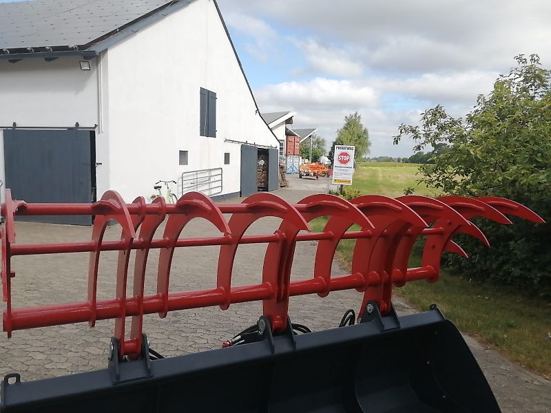 Bressel und Lade Keine Bressel Silagegreifschaufel 240 cm Keine Stoll Greifschaufel 240cm Arbeitsbreite 2400mm Breite Tiefe 1025mm Eigengewicht 530kg Gewicht 530kg Bauhöhe 900mm Inhalt 1400 Liter Fassungsvermögen 1,4m³ Ralton 3000Rot Greifzange Greifschaufel 2,4m Arbeitsb