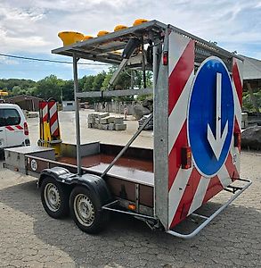 Nissen A41/L-09-200 LED Absperrtafel FAT Sperrwand Verkehrsleittafel Verkehrssicherungsanhänger Leittafel Verkehrsleitanhänger Horizont Verkehrssicherung