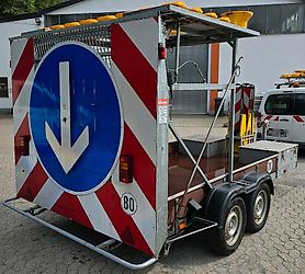 Nissen A41/L-09-200 LED Absperrtafel FAT Sperrwand Verkehrsleittafel Verkehrssicherungsanhänger Leittafel Verkehrsleitanhänger Horizont Verkehrssicherung