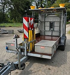 Nissen A41/L-09-200 LED Absperrtafel FAT Sperrwand Verkehrsleittafel Verkehrssicherungsanhänger Leittafel Verkehrsleitanhänger Horizont Verkehrssicherung