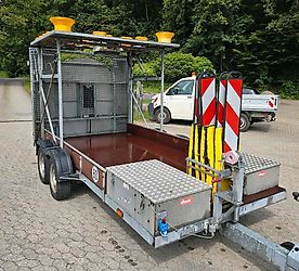 Nissen A41/L-09-200 LED Absperrtafel FAT Sperrwand Verkehrsleittafel Verkehrssicherungsanhänger Leittafel Verkehrsleitanhänger Horizont Verkehrssicherung