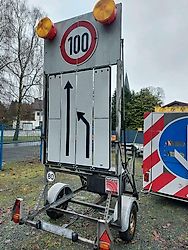 Verkehrsleittafel Verkehrsleitanhänger Verkehrssicherungsanhänger
