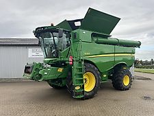 John Deere S690
