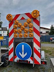 LED Nissen VZ616 B3 Verkehrsleittafel Verkehrsleitanhänger Absperrtafel Verkehrssicherungsanhänger Verkehrssicherung Leittafel