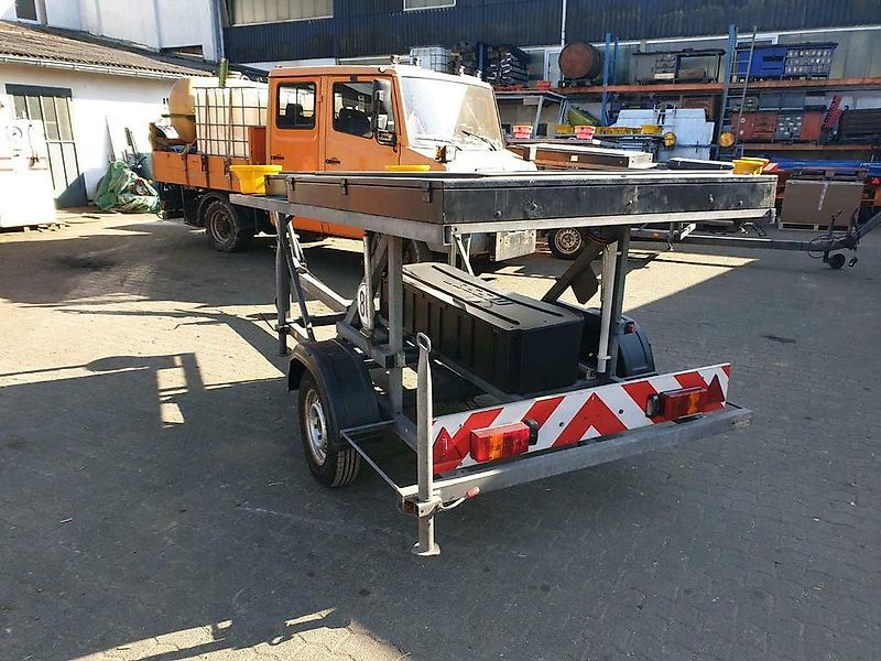 Nissen LED Matrix Verkehrsleittafel Vorwarntafel Absperrtafel