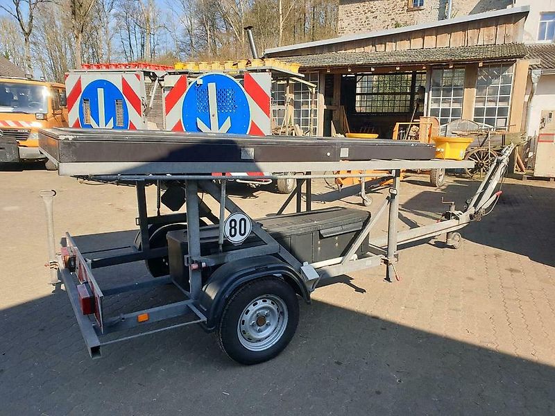 Nissen LED Matrix Verkehrsleittafel Vorwarntafel Absperrtafel