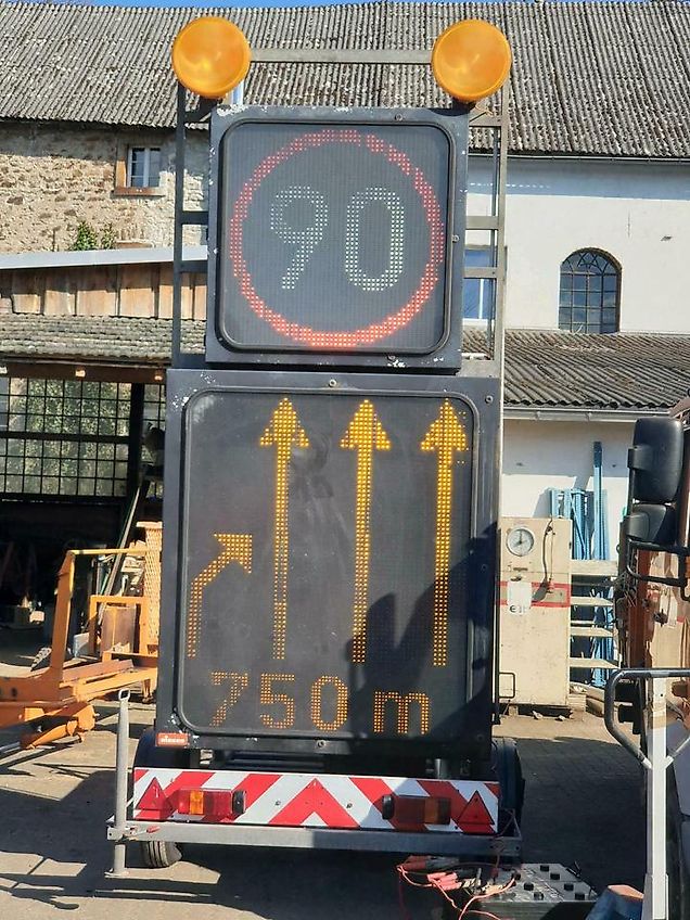 Nissen LED Matrix Verkehrsleittafel Vorwarntafel Absperrtafel