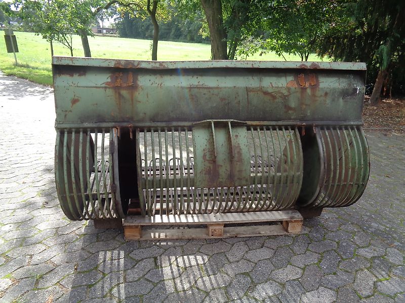 Bressel und Lade Kartoffelkorb 1800mm mit Rundbüge Die Körbe ermöglichen das Aufnehmen von Kartoffeln bzw. Rüben. Durch den angehobenen Korbboden können Steine und Verschmutzungen hindurch fallen.lRübengabel 180cm mit 25mm Siebweite Rübenforke Kartoffelgabel Karofellforke