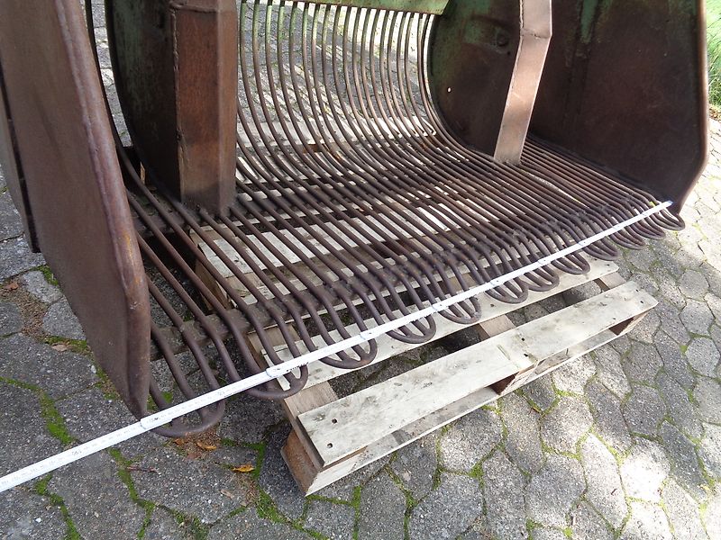 Bressel und Lade Kartoffelkorb 1800mm mit Rundbüge Die Körbe ermöglichen das Aufnehmen von Kartoffeln bzw. Rüben. Durch den angehobenen Korbboden können Steine und Verschmutzungen hindurch fallen.lRübengabel 180cm mit 25mm Siebweite Rübenforke Kartoffelgabel Karofellforke