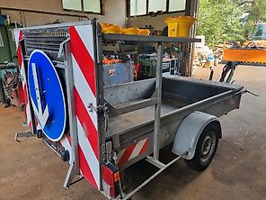 Mersch Absperrtafel Nissen VZ 616 B3 LED Ausführung Auffahrampe Verkehrsleittafel Verkehrsleitanhänger Verkehrssicherungsanhänger Horizont Trebbiner Verkehrssicherung Baustellenabsicherung Unimog Auto