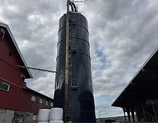 Silo med fylltømmer og vifte Silo med fylltømmer og vifte