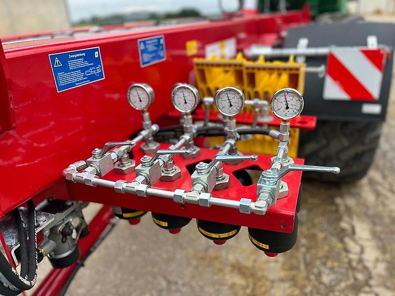 Kröger MUK402. Zentralachs-Muldenkippanhänger 31 Tonnen