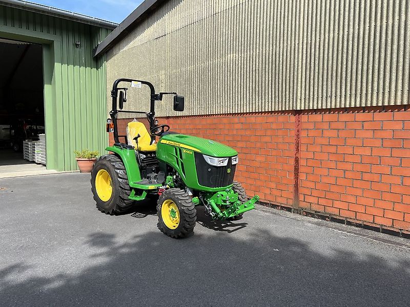 John Deere 3046R