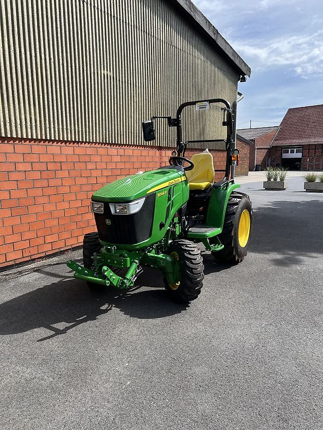 John Deere 3046R