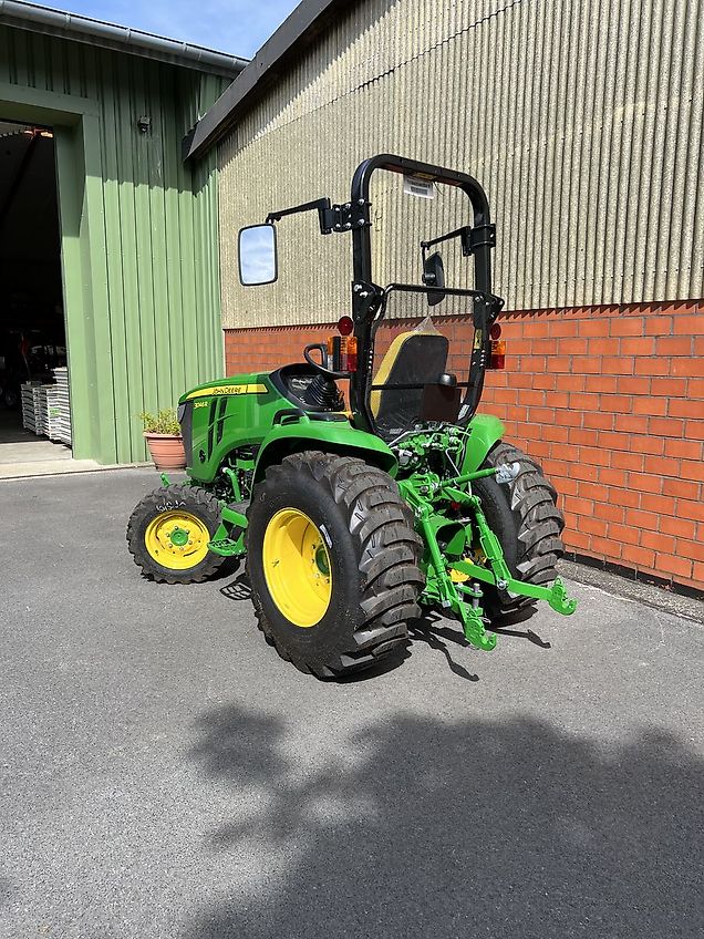 John Deere 3046R
