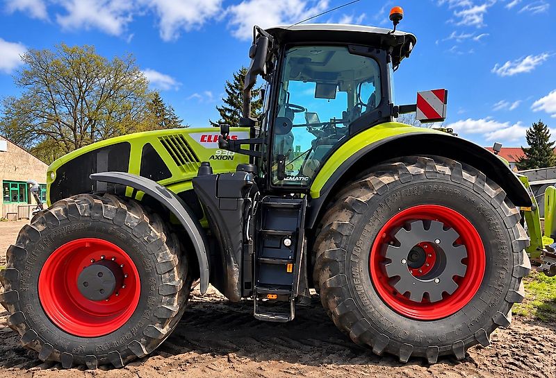 Axion 930