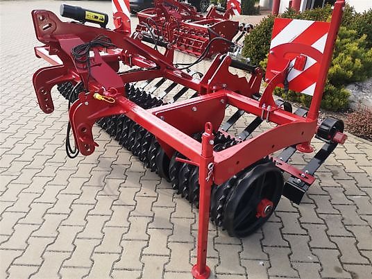 Lupus Wał Cambridge na przedni tuz z włóką 3,0 m , ø 500 / Cambridge roller for the front hitch with a scraper bar 3.0 m, ø 500 /Cambridge-Walze für den Frontkraftheber mit Schürfleiste 3,0 m, ø 500