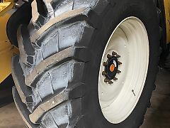 New Holland New Holland CR 9.80 / 710/70R42, Trelleborg und BKT