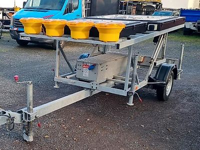 Neuwertige Nissen LED VLT Verkehrsleittafel Verkehrsleitanhänger Verkehrssicherungsanhänger Leitanhänger Leittafel Absperrtafel FAT Verkehrssicherung GPS