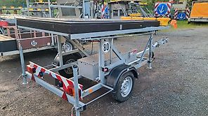 Neuwertige Nissen LED VLT Verkehrsleittafel Verkehrsleitanhänger Verkehrssicherungsanhänger Leitanhänger Leittafel Absperrtafel FAT Verkehrssicherung GPS