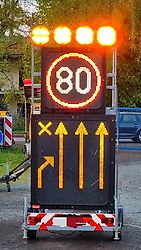 Neuwertige Nissen LED VLT Verkehrsleittafel Verkehrsleitanhänger Verkehrssicherungsanhänger Leitanhänger Leittafel Absperrtafel FAT Verkehrssicherung GPS