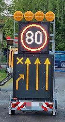 Neuwertige Nissen LED VLT Verkehrsleittafel Verkehrsleitanhänger Verkehrssicherungsanhänger Leitanhänger Leittafel Absperrtafel FAT Verkehrssicherung GPS