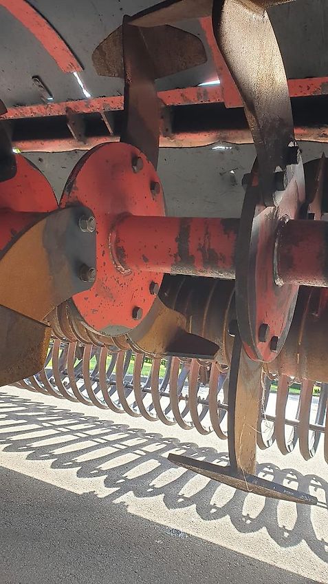 FarmaX Farmax LRP Profi 300 300cm Arbeitsbreite 55cm Arbeitstiefe Mit Hydraulischer Arbeitstifeneinstellung 5Grubberstile 100% Pakerwalze 80cm Durchmesseer Kampfgewicht 1700kg Fremdörpersicherun über Nockenschaltkupplung Nockenringwalze 80cm