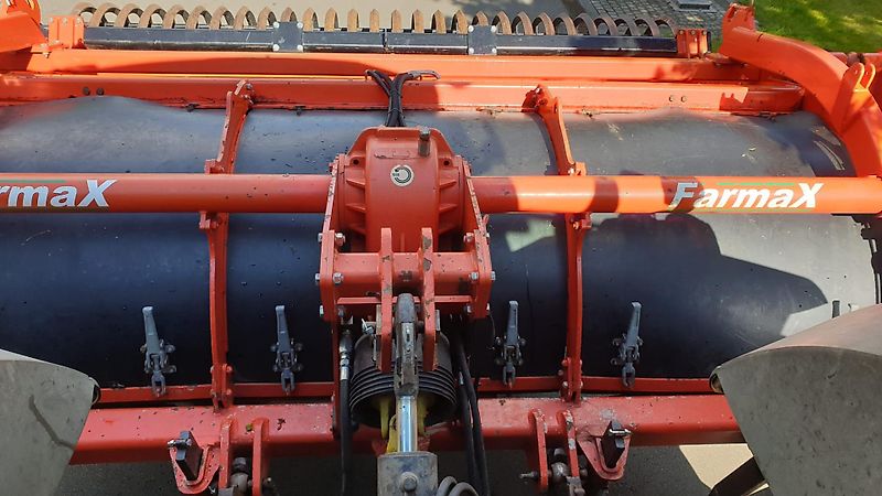 FarmaX Farmax LRP Profi 300 300cm Arbeitsbreite 55cm Arbeitstiefe Mit Hydraulischer Arbeitstifeneinstellung 5Grubberstile 100% Pakerwalze 80cm Durchmesseer Kampfgewicht 1700kg Fremdörpersicherun über Nockenschaltkupplung Nockenringwalze 80cm