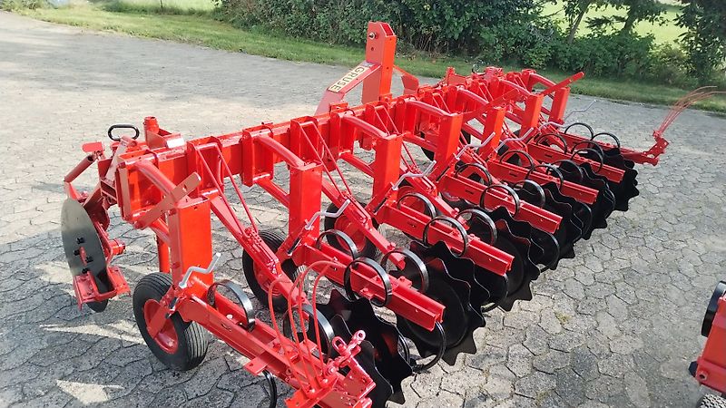 Gruse Gruse Gruse 7 reihiges Hackgerät Hackrahmenbreite 340 cm geklappt gezackte Kulturschutzscheiben ideal für 150cm Spurbreite zum Hacken von 3 Reihen zwischen den Schlepperspuren große Scheibenseche zur exakten Spurführung mit Vibrozinken