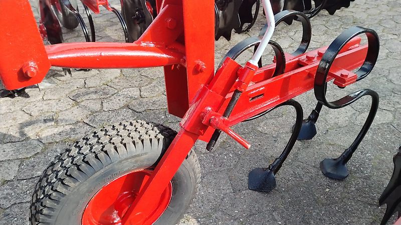 Gruse Gruse Gruse 7 reihiges Hackgerät Hackrahmenbreite 340 cm geklappt gezackte Kulturschutzscheiben ideal für 150cm Spurbreite zum Hacken von 3 Reihen zwischen den Schlepperspuren große Scheibenseche zur exakten Spurführung mit Vibrozinken